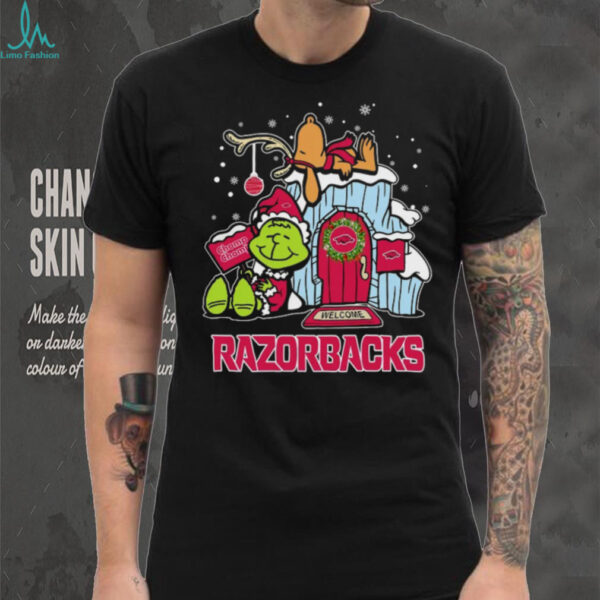 Arkansas Razorbacks Grinch and Snoopy Nuts Welcome Christmas T Shirt