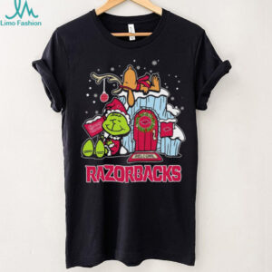 Arkansas Razorbacks Grinch and Snoopy Nuts Welcome Christmas T Shirt