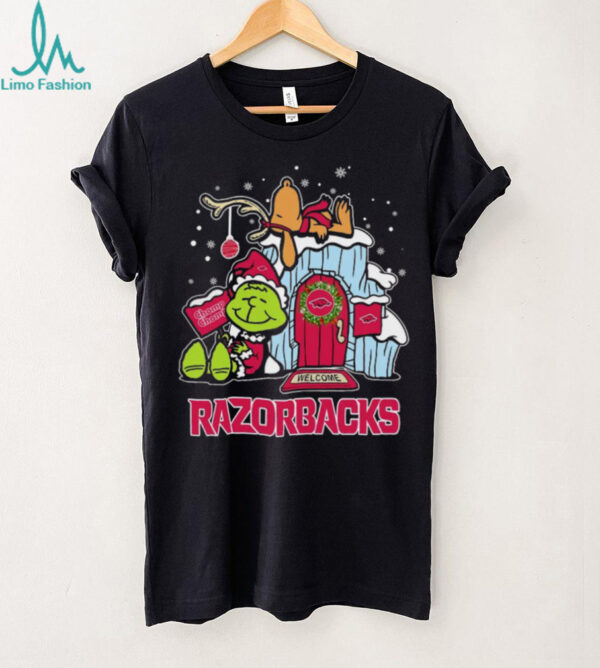 Arkansas Razorbacks Grinch and Snoopy Nuts Welcome Christmas T Shirt