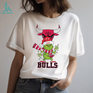 Grinch Christmas Shirt, Personalized Chicago Bulls Holiday Tee with Santa Hat Lights Scarf, NBA Basketball Fan Gift Idea
