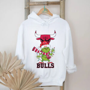 Grinch Christmas Shirt, Personalized Chicago Bulls Holiday Tee with Santa Hat Lights Scarf, NBA Basketball Fan Gift Idea