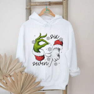 Grinch and Santa Claus hand trending six seven meme Merry Christmas shirt
