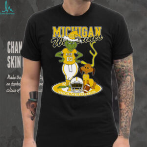 Michigan Wolverines Custom Grinch and Dog Christmas Shirt – NCAA Football Fan Tee – Personalized Holiday Gift & Game Day Wear