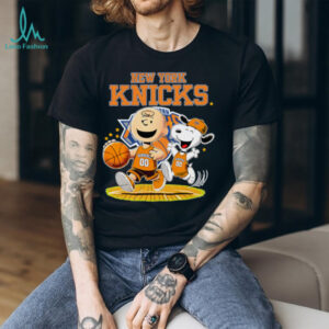 New York Knicks X Charlie Brown And Snoopy Playing Basketball Shirt