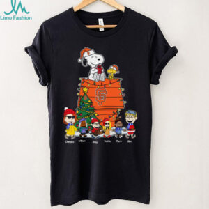 Personalized San Francisco Giants Holiday Tee – Custom MLB Christmas Shirt For Peanuts Fans & Family Gift