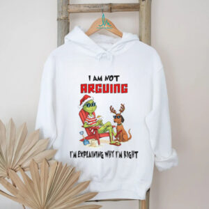 Grinch Santa hat I am not arguing I’m explaining why I’m right Merry Christmas shirt