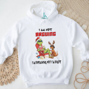 Grinch Santa hat I am not arguing I’m explaining why I’m right Merry Christmas shirt