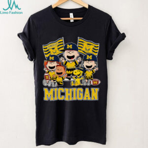 Snoopy Charlie Brown And Friends Michigan Wolverines Flags T Shirt