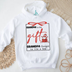 Gnome grandma is the gift grandpa forgot to tie a bow Christmas shirt