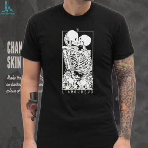 L’Amoureux Tarot Card Kissing Skeletons Lovers Vintage Distressed Graphic Tee L’Amoureux Tarot Card Kissing Skeletons Lovers Vintage Distressed Graphic Tee