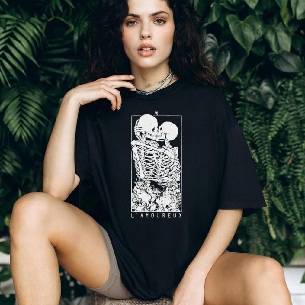 L’Amoureux Tarot Card Kissing Skeletons Lovers Vintage Distressed Graphic Tee L’Amoureux Tarot Card Kissing Skeletons Lovers Vintage Distressed Graphic Tee