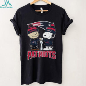 New England Patriots Snoopy and Charlie Brown Fist Bump Fan T Shirt