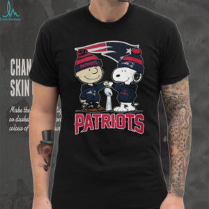 New England Patriots Snoopy and Charlie Brown Fist Bump Fan T Shirt
