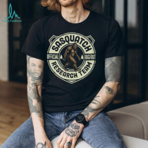 Official Sasquatch Research Team T Shirt Vintage Bigfoot Hunter Graphic Tee