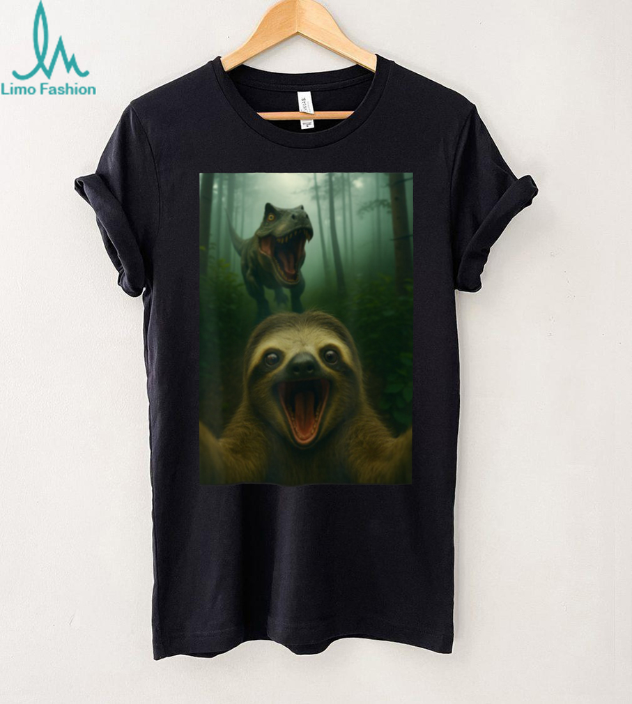 Screaming Sloth Selfie with T Rex Dinosaur Funny Graphic T Shirt Screaming Sloth Selfie with T Rex Dinosaur Funny Graphic T Shirt