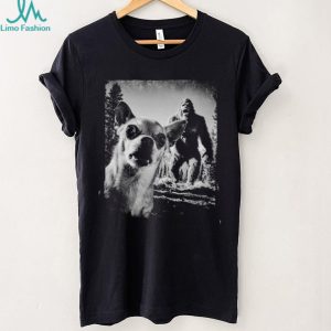 Funny Chihuahua Selfie with Bigfoot Sasquatch Woods T Shirt