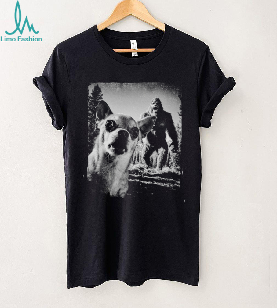 Funny Chihuahua Selfie with Bigfoot Sasquatch Woods T Shirt Funny Chihuahua Selfie with Bigfoot Sasquatch Woods T Shirt