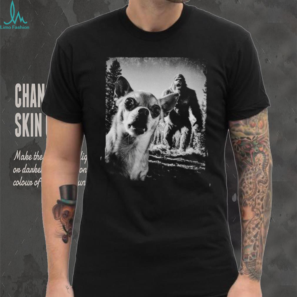 Funny Chihuahua Selfie with Bigfoot Sasquatch Woods T Shirt Funny Chihuahua Selfie with Bigfoot Sasquatch Woods T Shirt