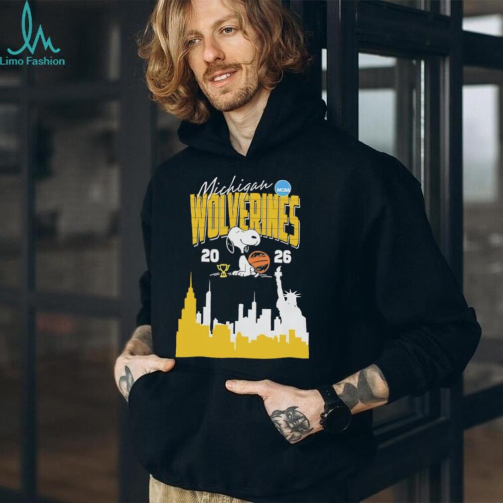 Snoopy Michigan Wolverines NCAA Basketball 2026 New York Skyline T shirt Snoopy Michigan Wolverines NCAA Basketball 2026 New York Skyline T shirt