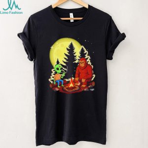 Alien and Bigfoot Campfire Funny Graphic T Shirt