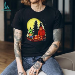 Alien and Bigfoot Campfire Funny Graphic T Shirt