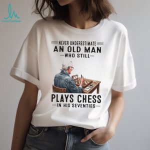 Never Underestimate Old Man Playing Chess 70s Hobby T Shirt
