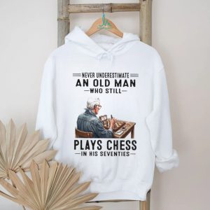 Never Underestimate Old Man Playing Chess 70s Hobby T Shirt