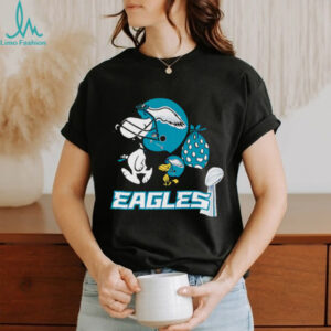 Snoopy and Woodstock walking Philadelphia Eagles shirt