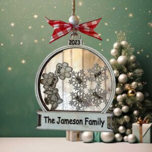 Snow Family Personalized 4D Shaker Ornament