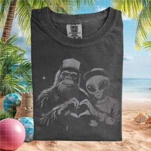 Bigfoot Alien Love Heart Hands Paranormal Funny Space T Shirt