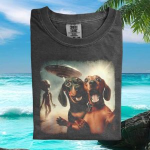 Funny Dachshund Aliens UFO Selfie Graphic Vintage T Shirt