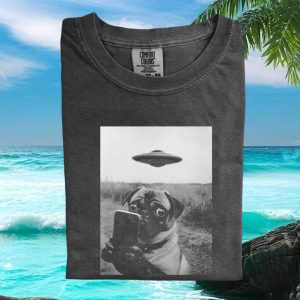Funny Pug Holding Smartphone UFO Abduction T Shirt