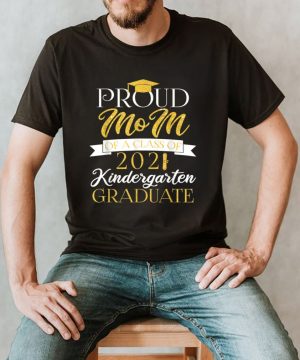 Proud Mom Of An Awesome Kindergarten 2021 Graduate shirt