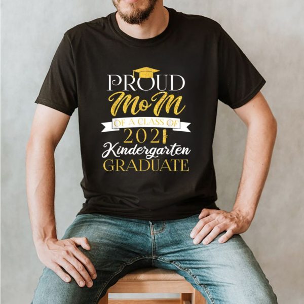 Proud Mom Of An Awesome Kindergarten 2021 Graduate shirt