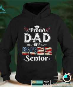 Mens Proud Dad Of A 2022 Senior School Graduation American Flag T Shirt