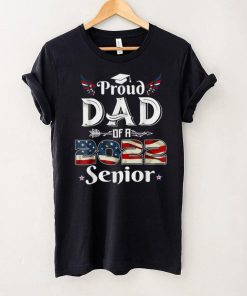 Mens Proud Dad Of A 2022 Senior School Graduation American Flag T Shirt