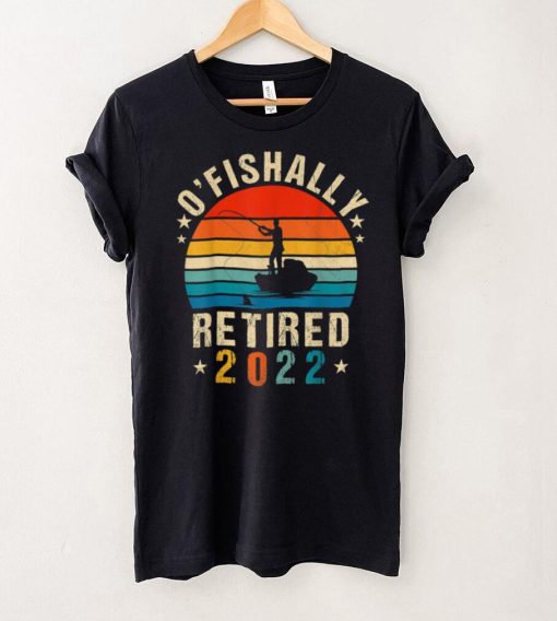 Ofishally Retired 2022 Fishing Retro Retirement Dad Men T Shirt