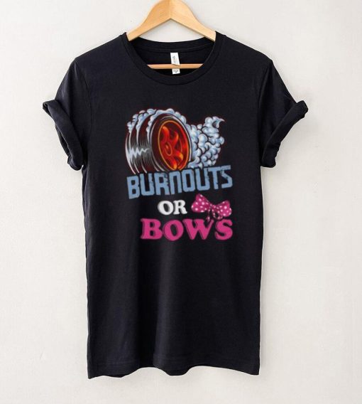 Burnouts or Bows Gender Reveal – Dad Mom Witty Party Short Sleeve Unisex T Shirt