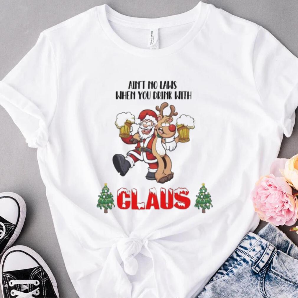 Santa claus aint no laws when you’re drinkin’ with claus t shirt Santa claus aint no laws when you’re drinkin’ with claus t shirt