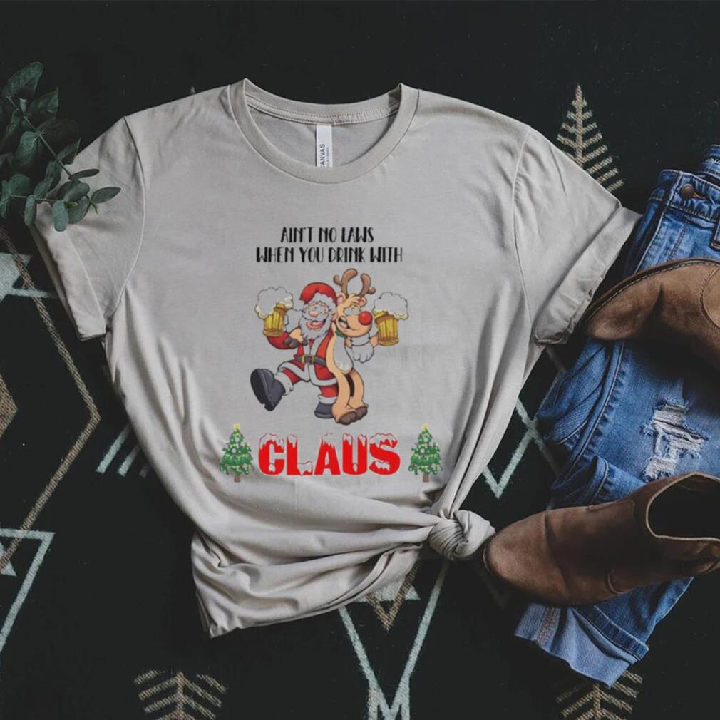 Santa claus aint no laws when you’re drinkin’ with claus t shirt Santa claus aint no laws when you’re drinkin’ with claus t shirt