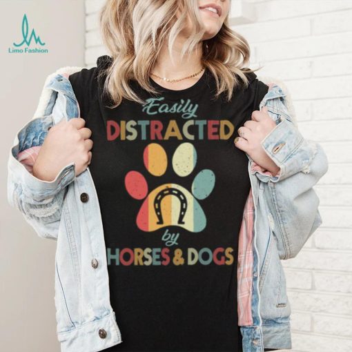 Easily distracted by horse and dogs retro distracted T Shirt