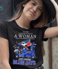 Never underestimate a woman who understands baseball and loves Toronto Blue Jays signatures 2023 shirt