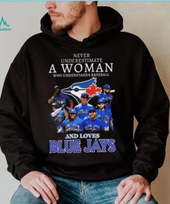 Never underestimate a woman who understands baseball and loves Toronto Blue Jays signatures 2023 shirt