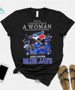 Never underestimate a woman who understands baseball and loves Toronto Blue Jays signatures 2023 shirt