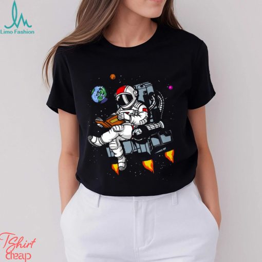 Space reading   Book Lover Classic T Shirt