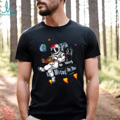 Space reading   Book Lover Classic T Shirt