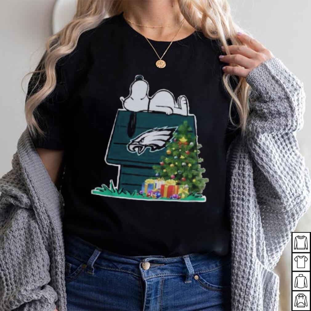 Snoopy a strong and proud Philadelphia Eagles T shirt - Limotees