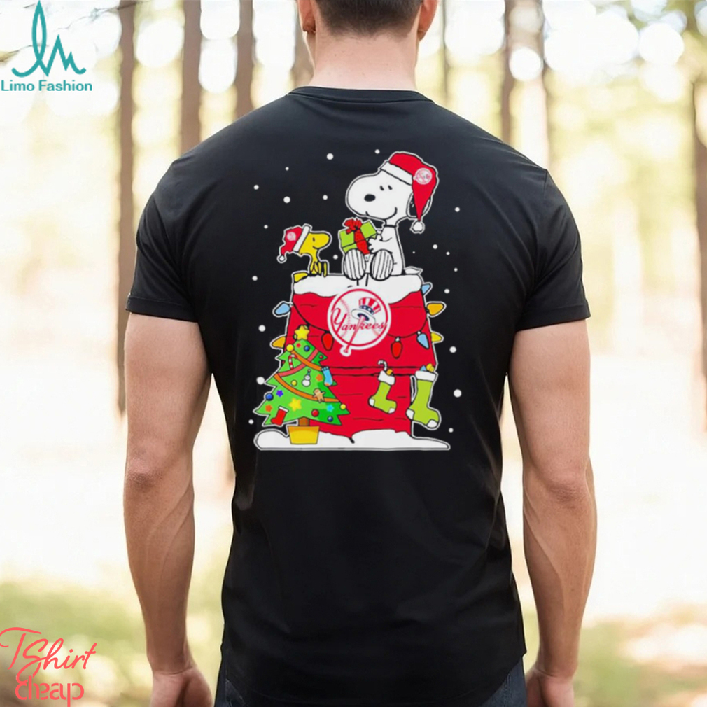 Awesome new York Yankees Christmas snoopy sweater - Limotees