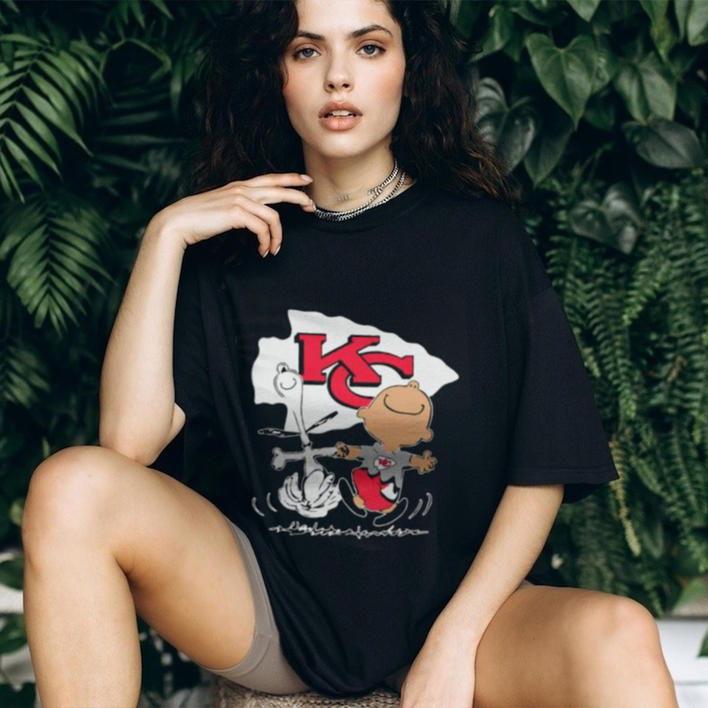 Snoopy Charlie Playing Kansas City Chiefs Shirt - High-Quality