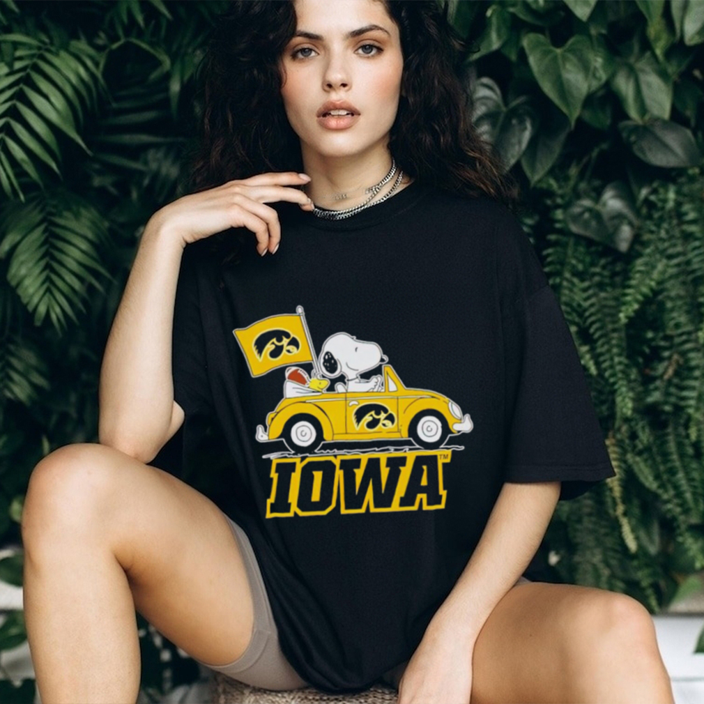 Snoopy and Woodstock driving car Iowa Hawkeyes shirt Snoopy and Woodstock driving car Iowa Hawkeyes shirt